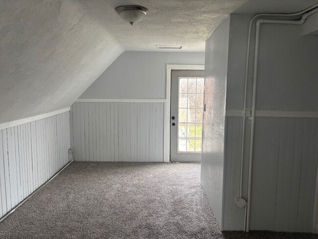Building Photo - Charming 7-Bedroom Property in Prime Location