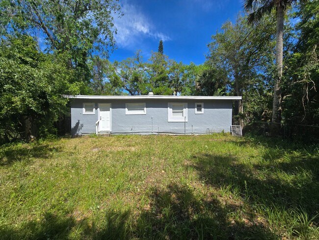 Building Photo - Updated 3 bedroom, 2 bath home