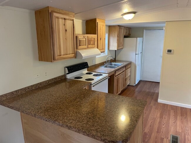 Building Photo - LJE #09