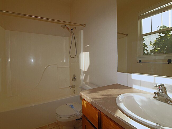 Building Photo - Charming 3-Bedroom Home in NE Bend – Close...