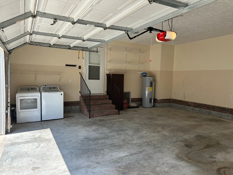 Building Photo - 8400 English Saddle Dr