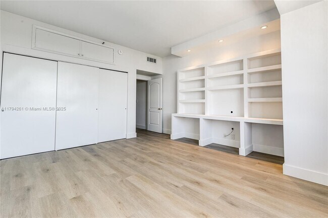 Building Photo - 251 Crandon Blvd