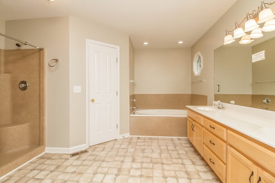 Building Photo - 2910 Iona Dr