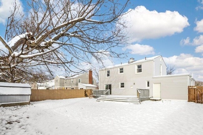 Building Photo - 2063 Inchcliff Rd