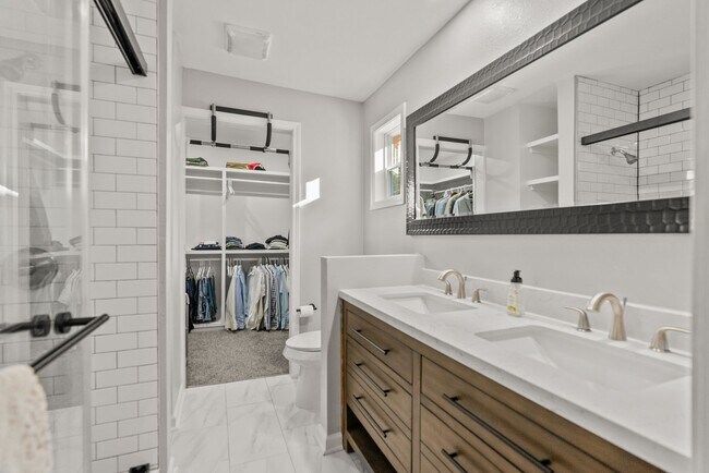 Building Photo - 2 or 3 Bedroom Renovated Mid-Town Charmer