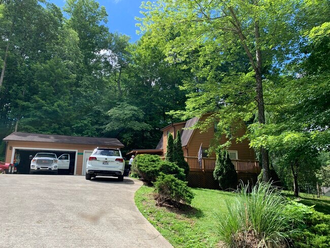 3 car garage - 247 Lakeview Ln