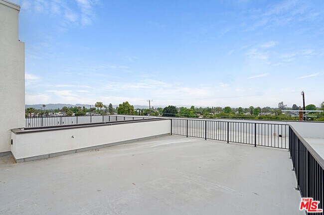 Building Photo - 6144 Whitsett Ave