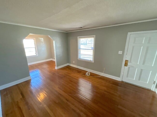 Building Photo - 1323 Victor Dr