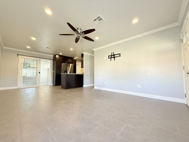 Building Photo - 6660 Charlesworth Ave