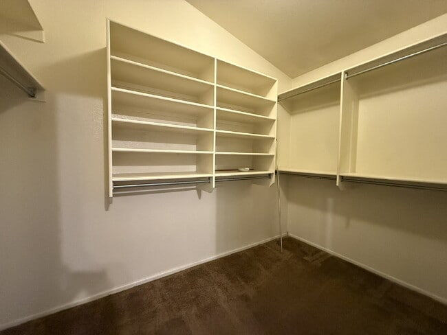 Building Photo - "Charming 3-Bed, 2-Bath in the beautiful Crystal Gardens Lake Community  – Your Perfect Home Awai...