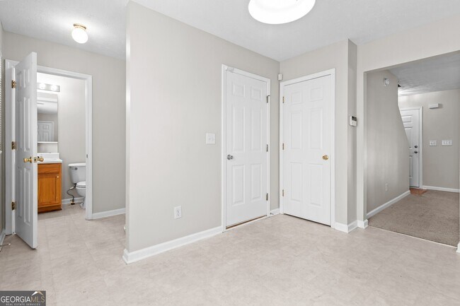 Building Photo - 2284 Oakland Spring Dr