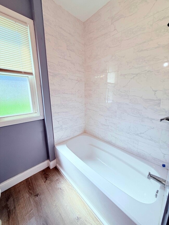 Building Photo - 3 Bed, 1 Bath Home with Modern Amenities / Vouchers Accepted / Available Now!