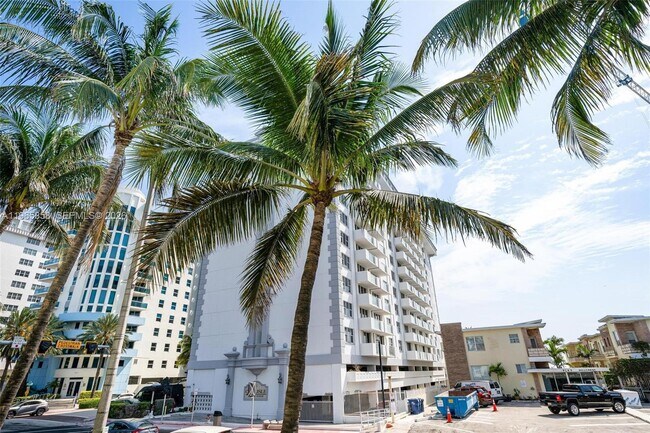 Building Photo - 9172 Collins Ave