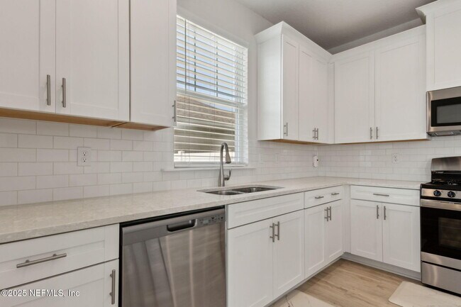 Building Photo - 205 Daydream Ave