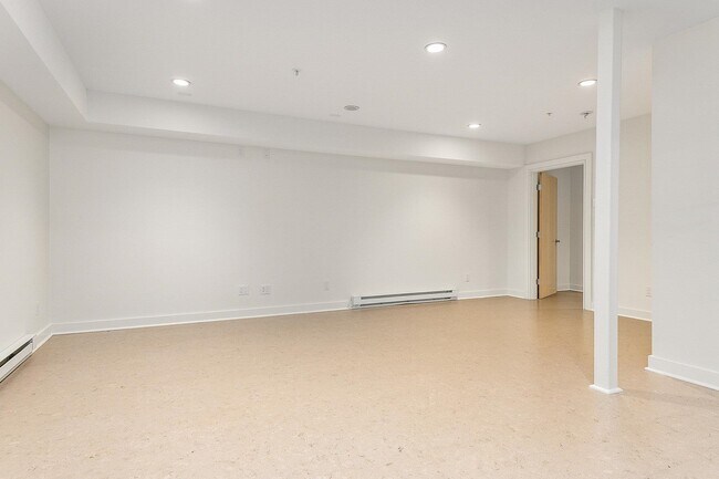 Building Photo - 677 Dennett St