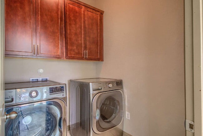 Building Photo - ****Go Big, Then Come Home to Comfort and Style!****