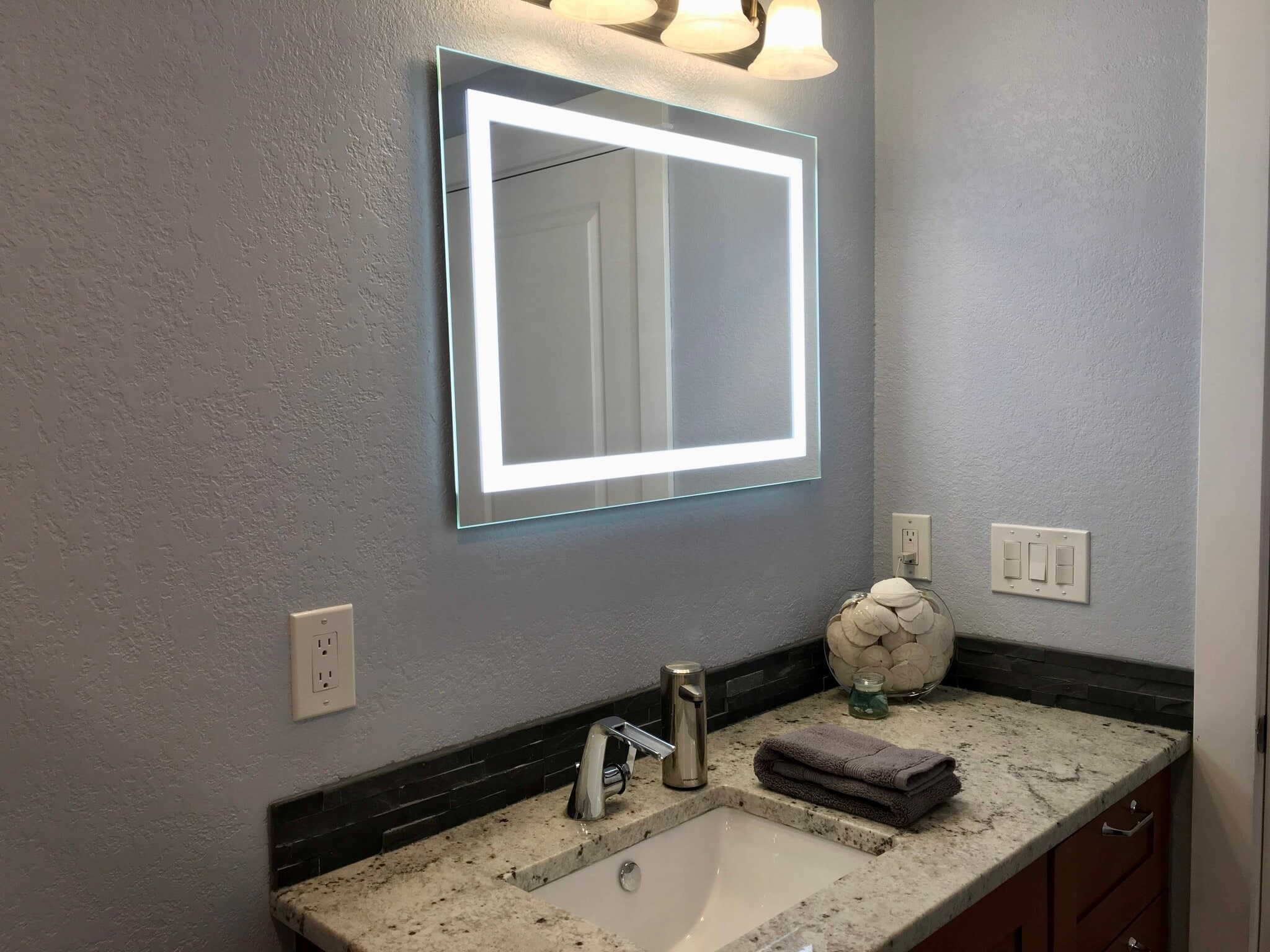 Guest Bathroom - 718 Kirkland Cir