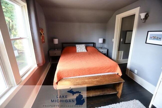 Building Photo - 1320 Pennoyer Ave