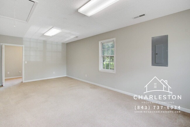 Building Photo - 1860 Piper Dr