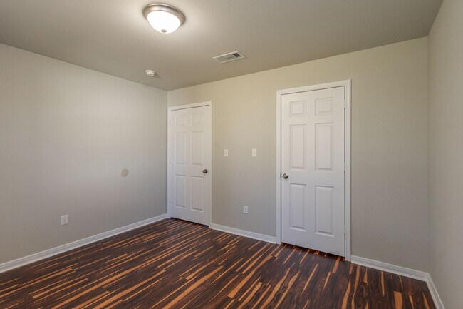 Building Photo - 2 bed, 1 bath in great location - move in ready!