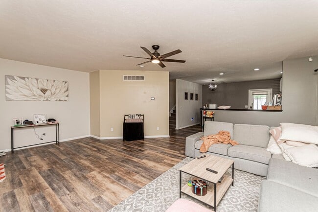 Building Photo - Spacious single family home
