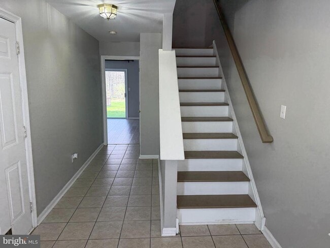 Building Photo - 25 Shawn Ln