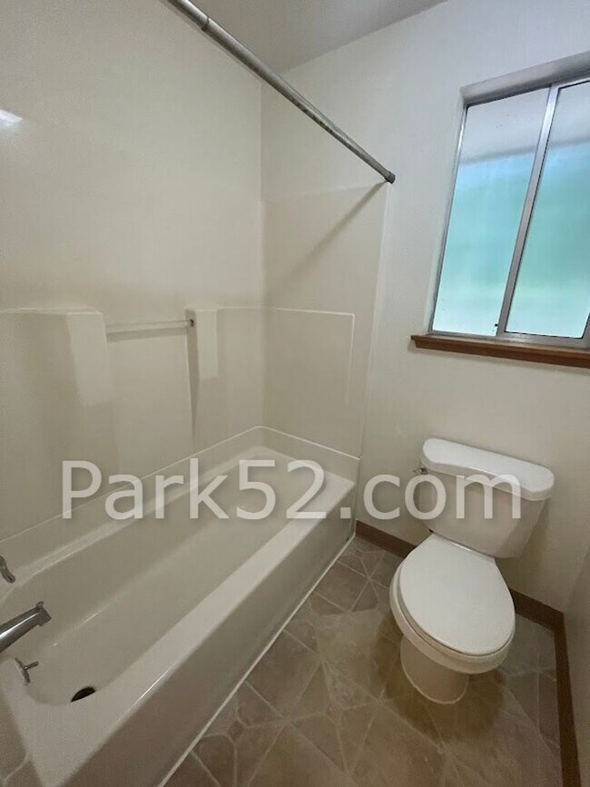 Building Photo - 2 Bedroom 1 Bathroom Puyallup Area Duplex