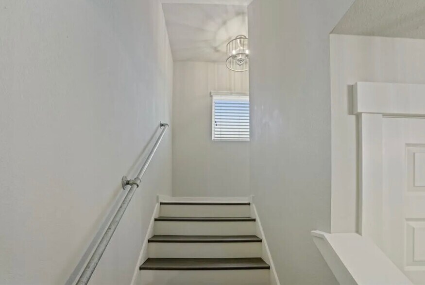 Building Photo - 14890 Granada Dr