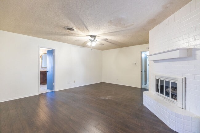 Building Photo - 2/2/2; newly painted walls, new flooring!