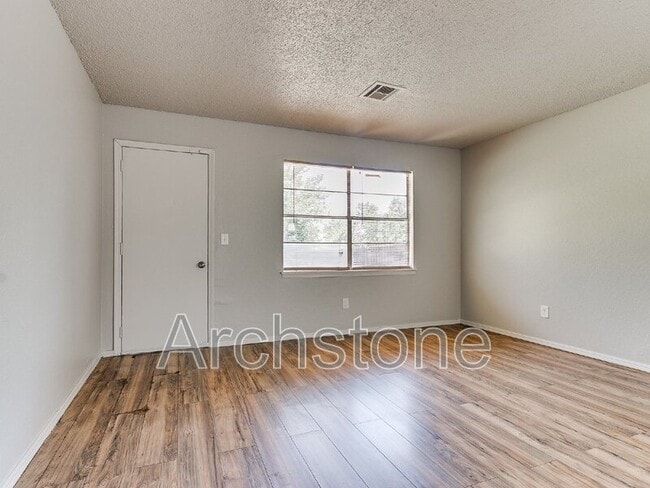 Building Photo - 8814 NE 13th St