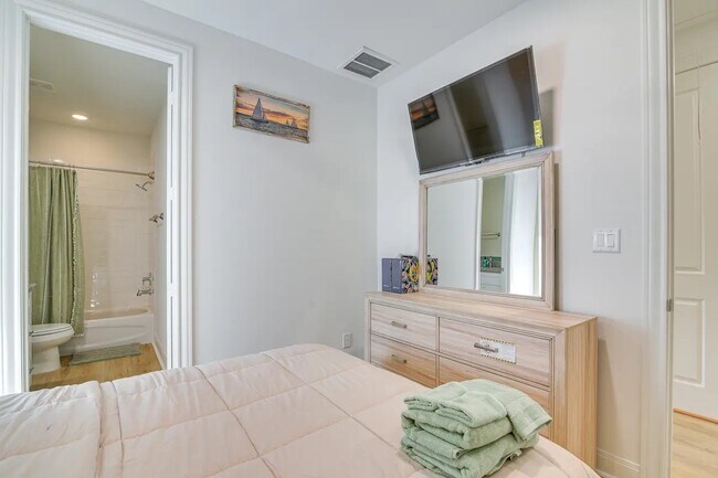 Building Photo - 5111 Briscoe St