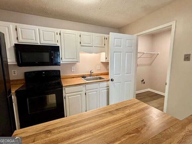 Building Photo - 3841 Woodridge Way