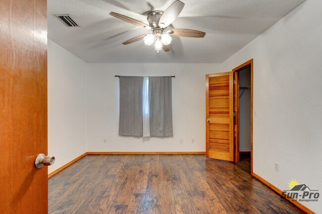 Building Photo - 2025 Willow Oak Dr