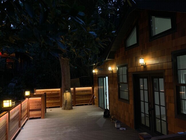 Building Photo - 2119 Hyperion Ave