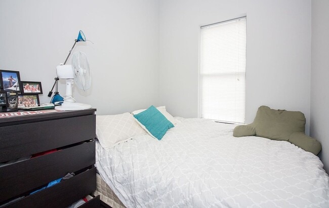 Building Photo - 2 Bedroom in Ukrainian Village /West Town / Noble Square - June 16th