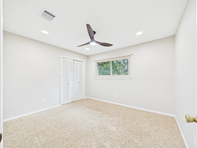 Building Photo - 3018 Highland Laurels Dr