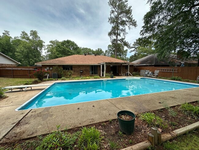 Building Photo - Southern Homes, 3 Bed, 2 Bath WITH Pool!