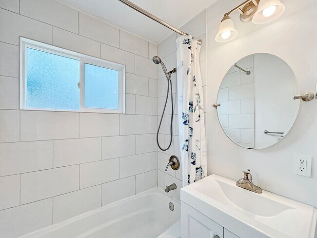Building Photo - Beautiful 2BD/1BA Home in Clairemont W/ W/...