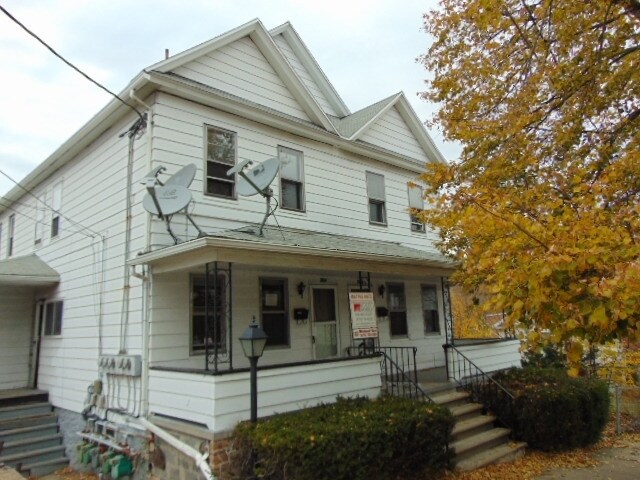 Primary Photo - 704 N Main St
