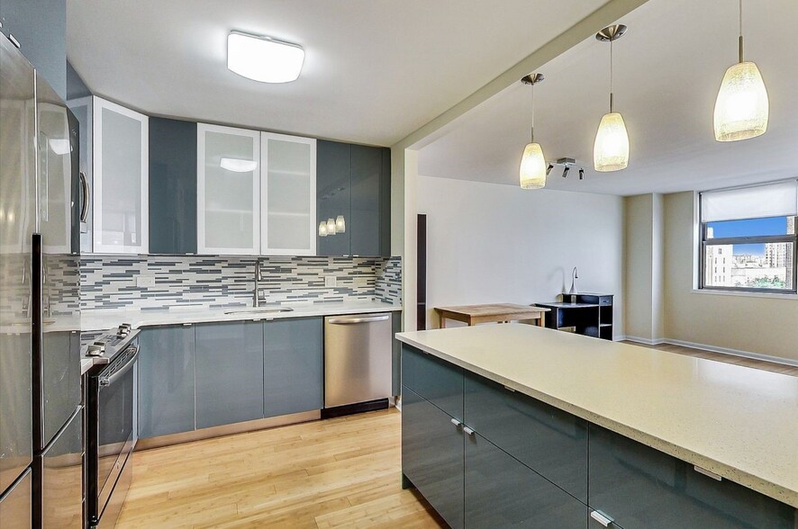 Building Photo - 6301 N Sheridan Rd