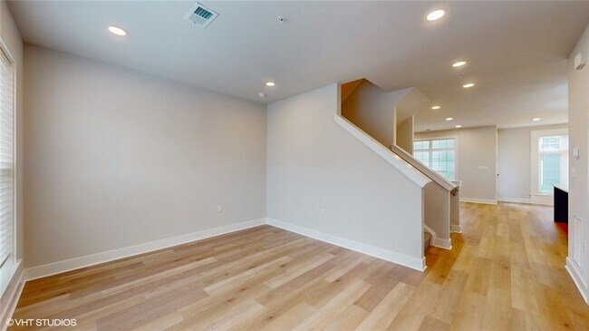 Building Photo - 314 E Lk St