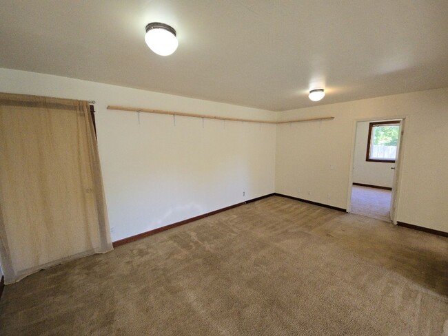 Building Photo - Pet-friendly cottage on a private road, cl...