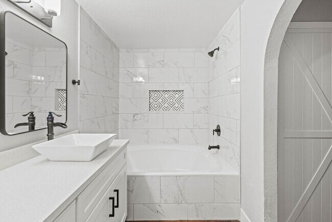 Building Photo - Gorgeous Renovated Condo in Guard Gated Neighborhood