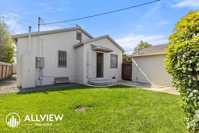 Building Photo - Charming 3 Bedroom 1 Bath Costa Mesa Bungalow