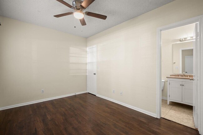 Building Photo - 712 W 21st St