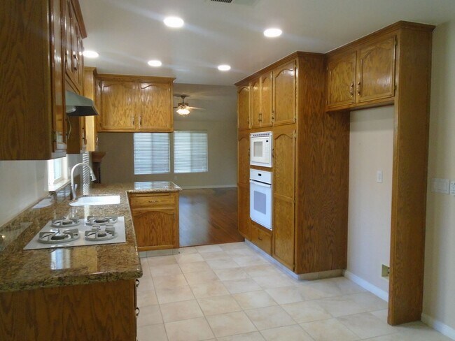 Building Photo - 10314 Iroquois Ln