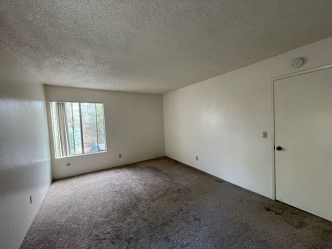 Building Photo - 1 Bedroom 1 Bathroom Single Story Condo on...