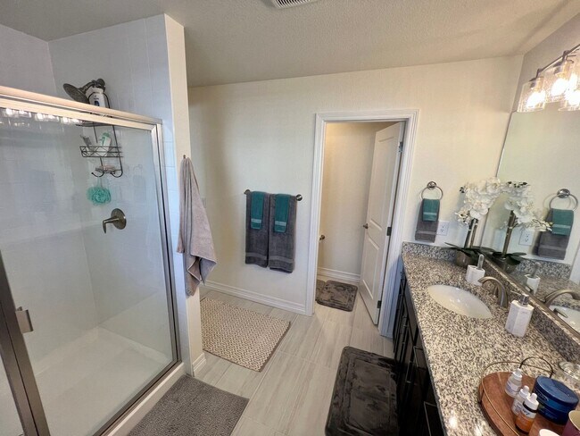 Building Photo - Almost New 3BD 2.5Bath Townhouse
