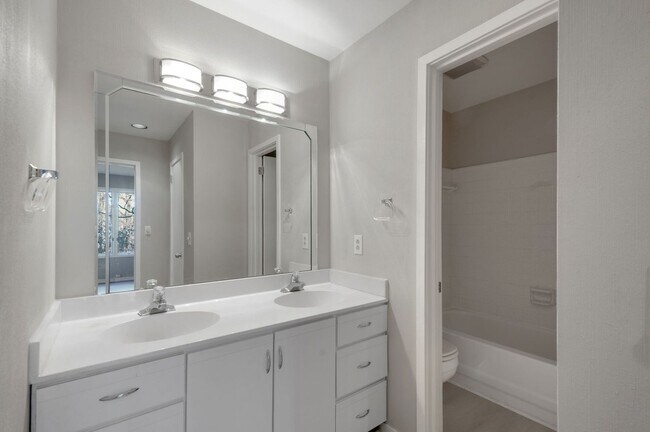 Building Photo - Belle Meade Townhome