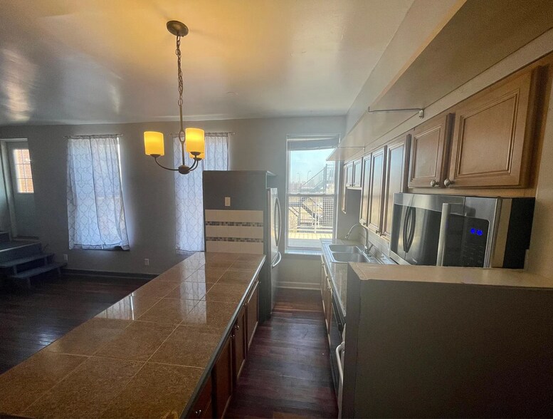 Building Photo - 1368 W Evergreen Ave